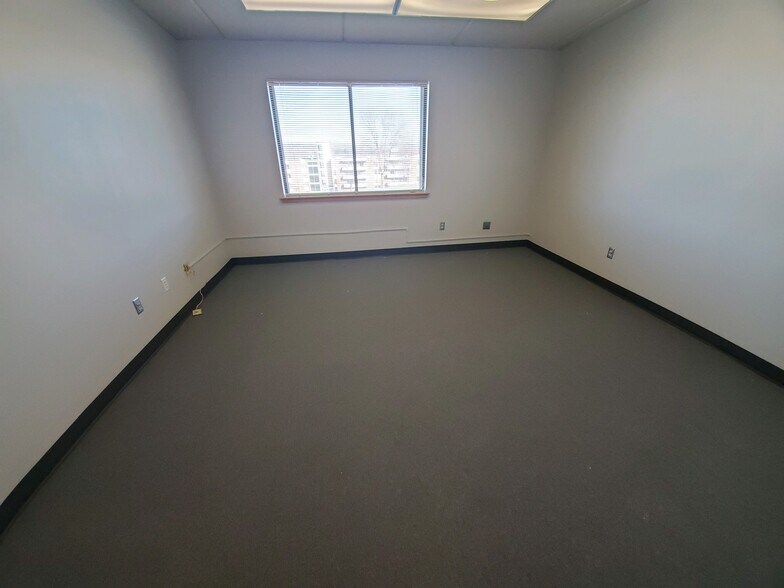 More Photos Of 2690 Fleur Dr, Des Moines Office For Lease