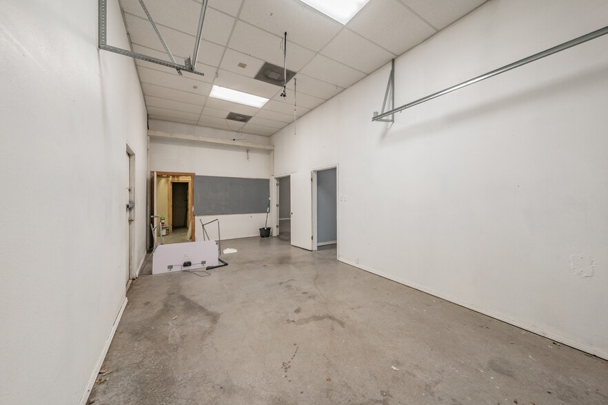 More Photos Of 7235 Glenview Dr, Richland Hills Office For Sale