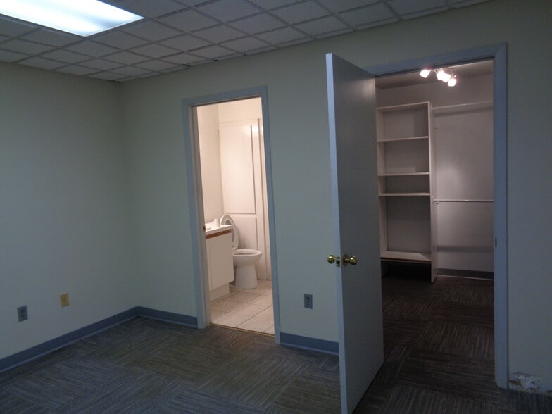 More Photos Of 6020 Deacon Rd, Sarasota Warehouse For Sale