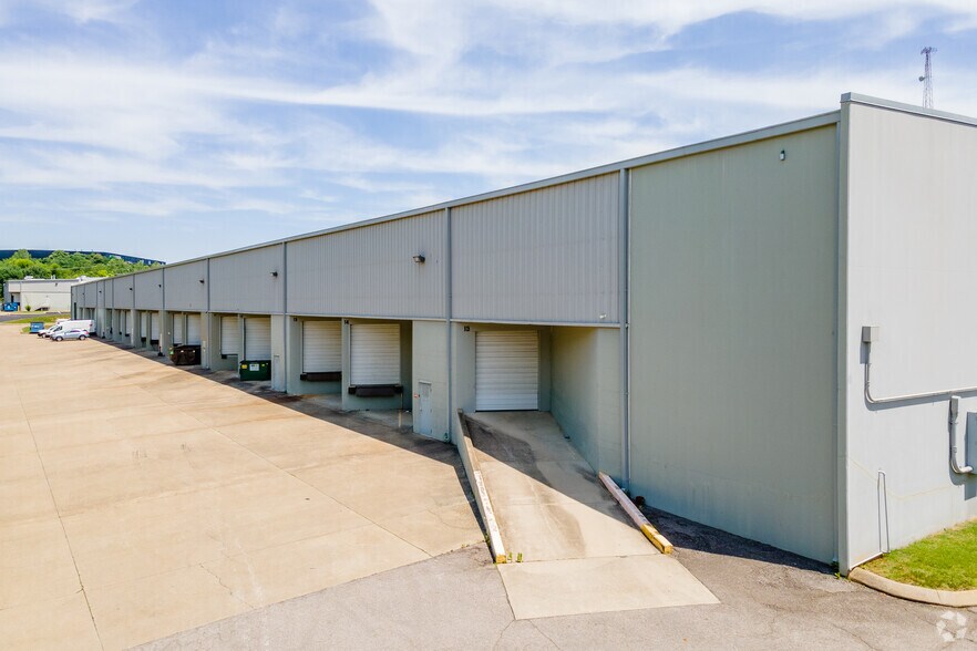 More Photos Of 2606-2614 Brick Church Pike, Nashville Distribution For Lease