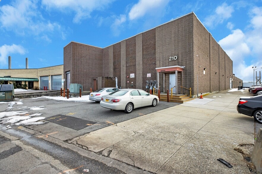 More Photos Of 210 Hanse Ave, Freeport Warehouse For Lease