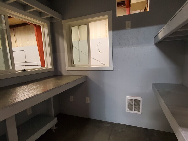 More Photos Of 1390 Commercial Way, Clarkston Manufacturing For Sale