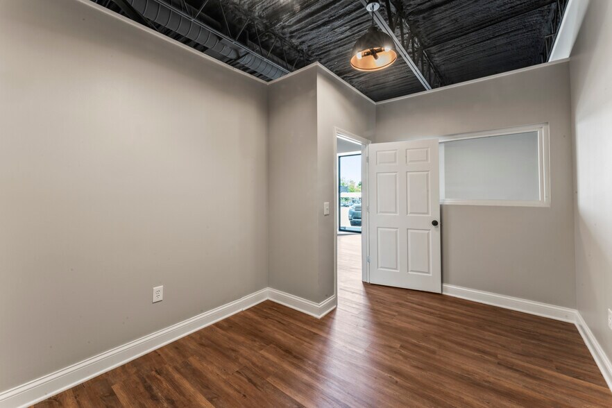 More Photos Of 7801-7811 Shawnee Mission Pky, Overland Park Freestanding For Lease
