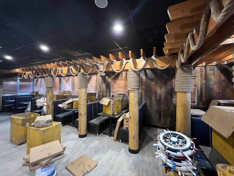 More Photos Of 628 Arena Dr, Hamilton Restaurant For Sale