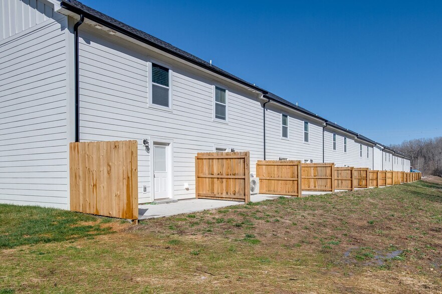 More Photos Of 100 Henry Dr, Burns Apartments For Sale