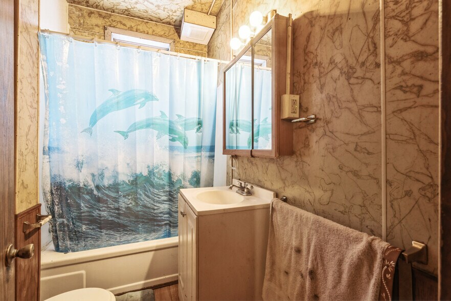 More Photos Of 557 6th Ave S, Clinton Apartments For Sale