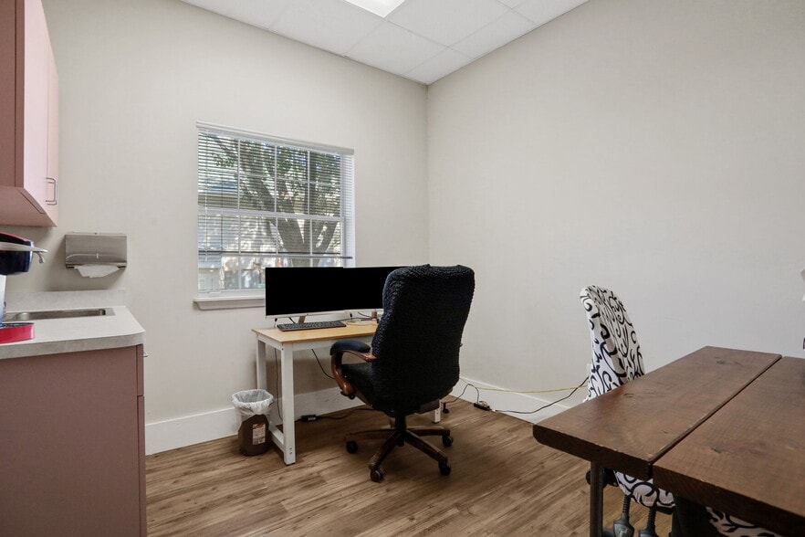 More Photos Of 1540 Business Center Dr, Orange Park Office For Lease