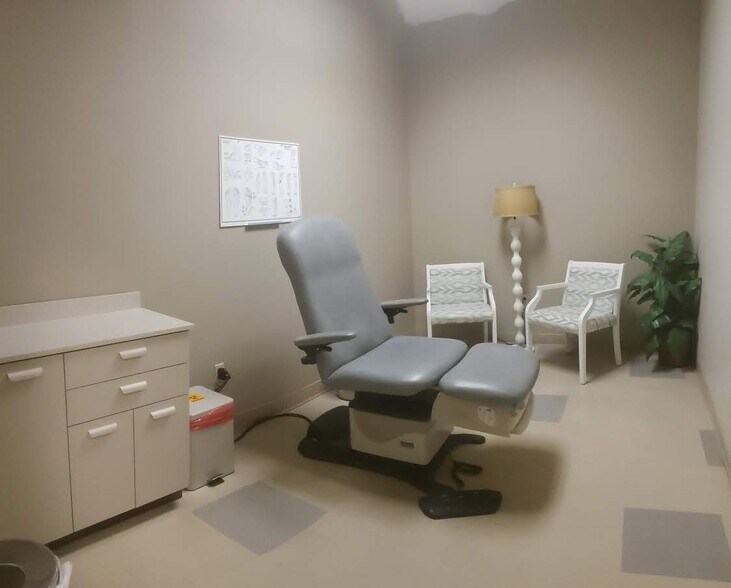 More Photos Of 9405 Huffmeister Rd, Houston Storefront Retail Office For Lease