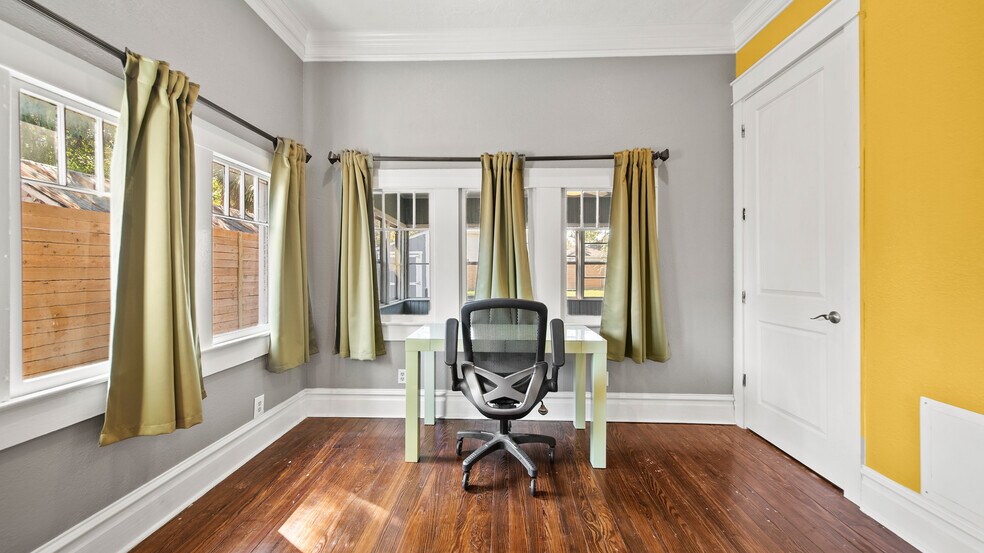 More Photos Of 6005 N Main St, Houston Office Residential For Sale