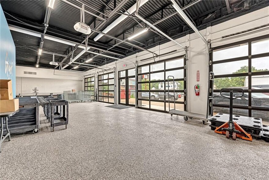 More Photos Of 427 N College Ave, Fayetteville Storefront For Sale