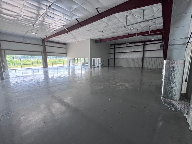 More Photos Of 570 Gordon Ln, Shelbyville Industrial For Lease