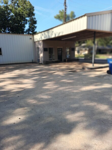 More Photos Of 1124 E Houston Ave, Crockett Freestanding For Sale