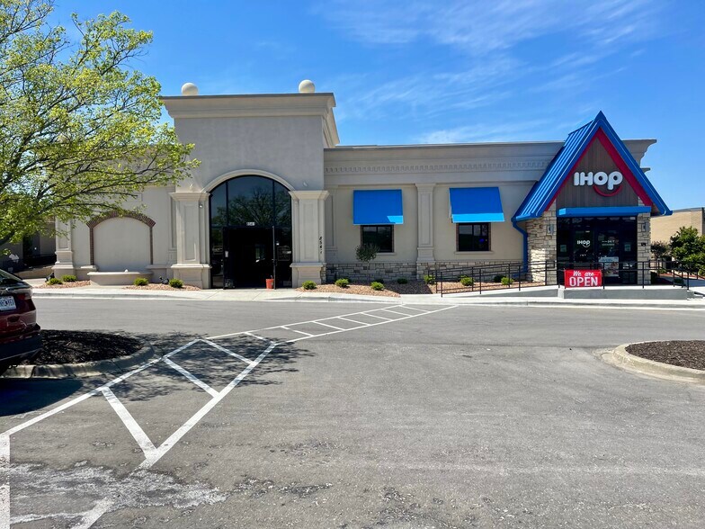 More Photos Of 8541 NW Prairie View Rd, Kansas City Restaurant For Lease