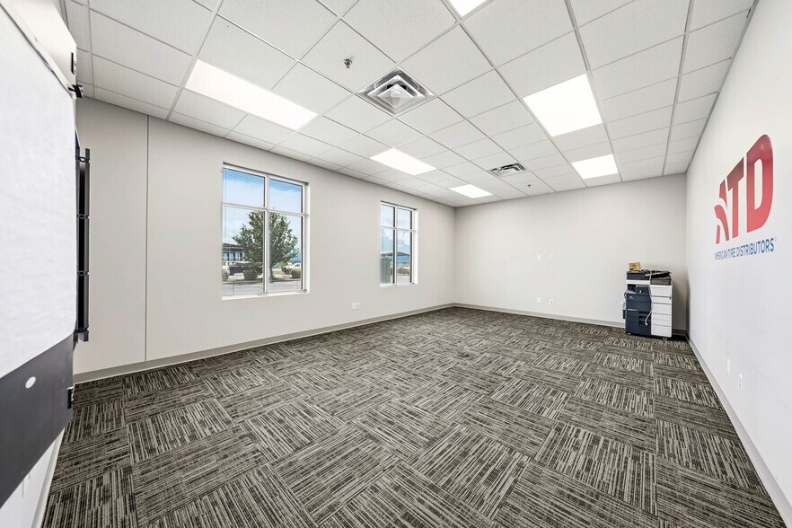 More Photos Of 4689 Industry Dr, Medford Distribution For Lease