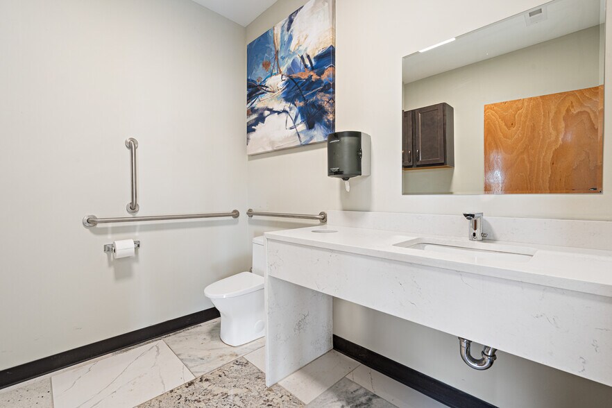 More Photos Of 1628-1630 Rand Rd, Des Plaines Showroom For Sale