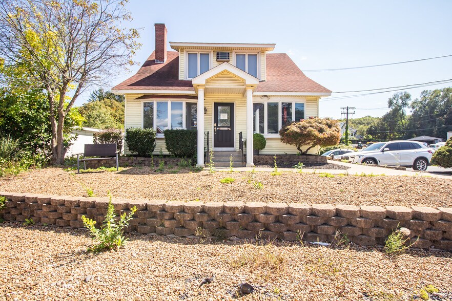 More Photos Of 636 Sunderland Rd, Worcester Freestanding For Lease
