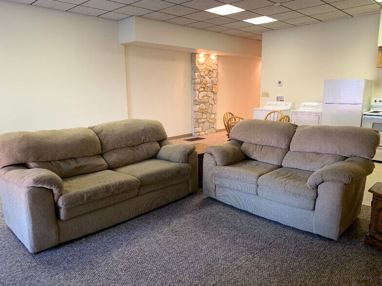 More Photos Of 301 S 7th St, Quincy Light Distribution For Sale