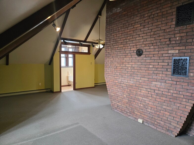 More Photos Of 1070 Kingstown Rd, South Kingstown Warehouse For Lease