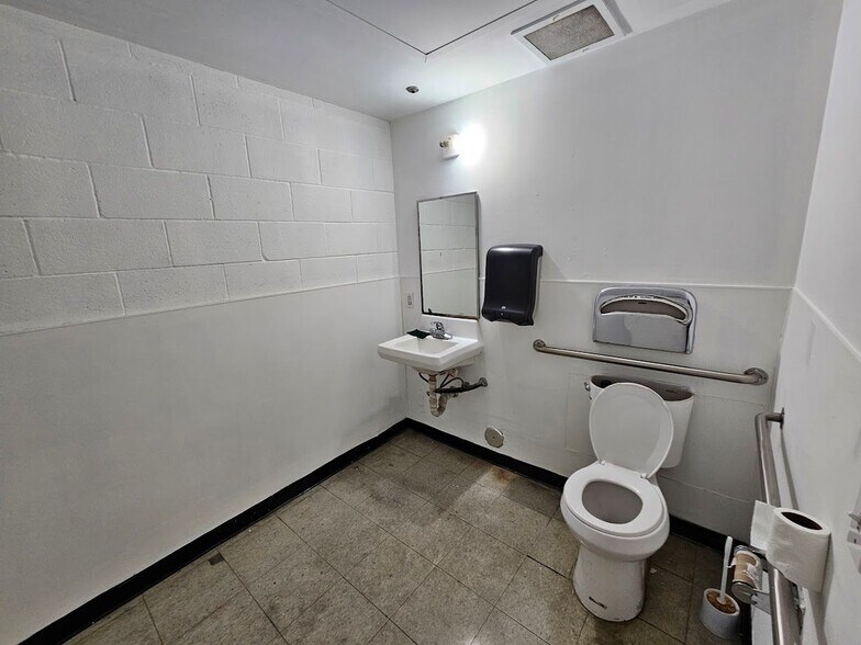 More Photos Of 1335 S Hill St, Los Angeles Showroom For Lease