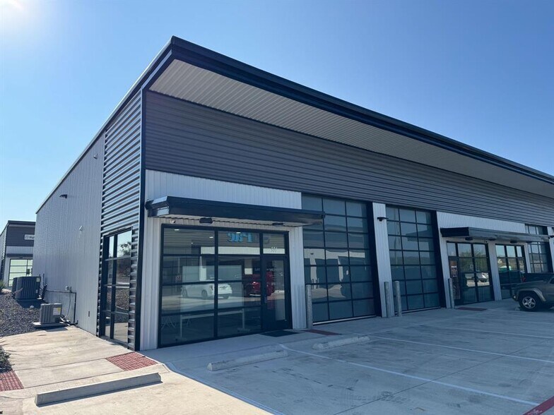 More Photos Of 19832 Panther Dr, Pflugerville Showroom For Lease