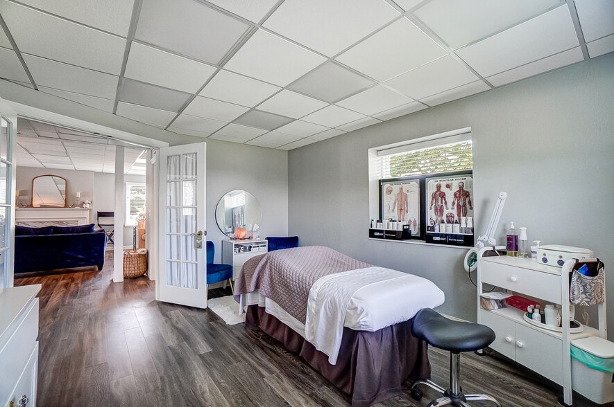 More Photos Of 235 W Franklin St, Centerville Storefront Retail Office For Lease