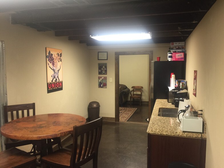 More Photos Of 621 N Main St, Grapevine Office For Sale