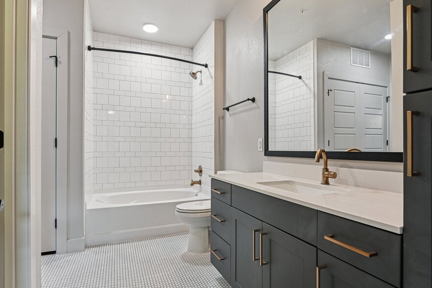More Photos Of 101-111 W Davis St, Dallas Apartments For Lease