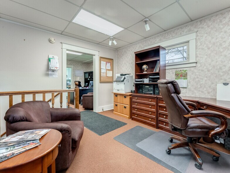 More Photos Of 737 NW Adams St, Mcminnville Office For Sale