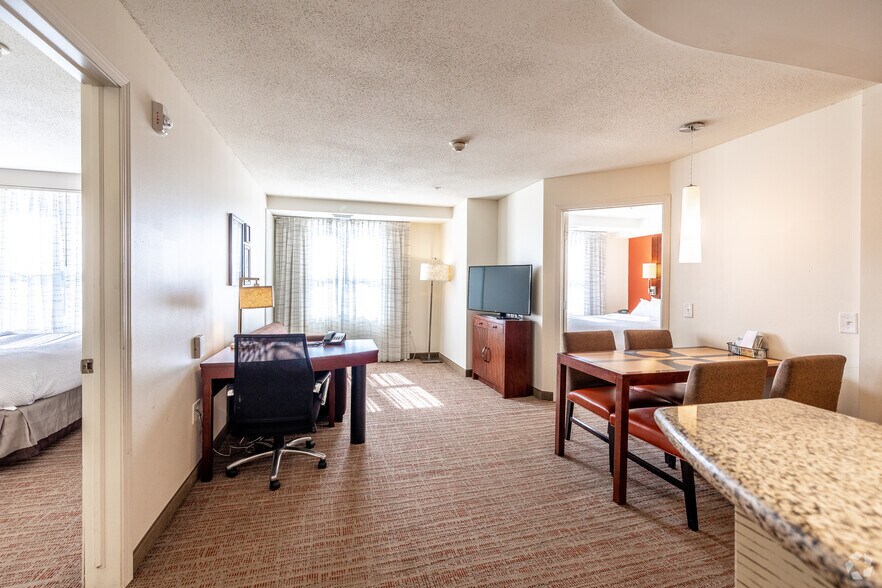 More Photos Of 4600 53rd St, Moline Hotel For Sale