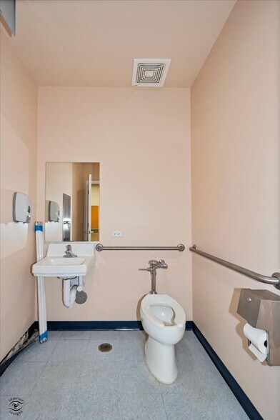 More Photos Of 912 Northwest Hwy, Fox River Grove Medical For Lease