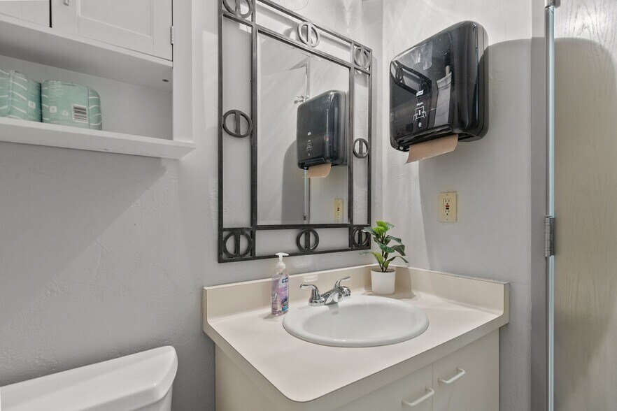 More Photos Of 2009 S Memorial Dr, Appleton Office For Sale