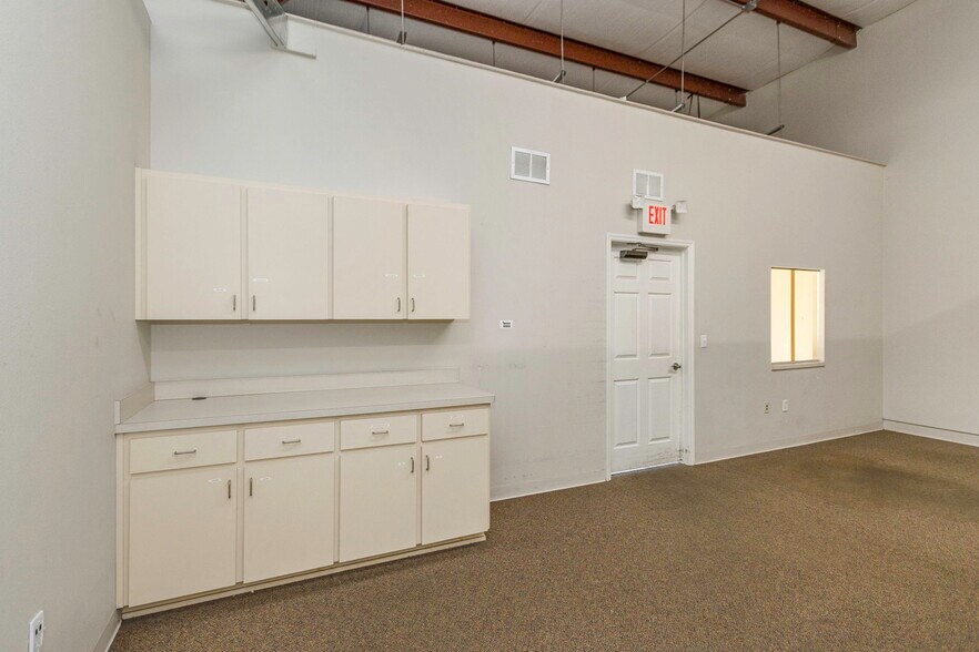More Photos Of 16547 US Highway 19, Hudson Showroom For Lease