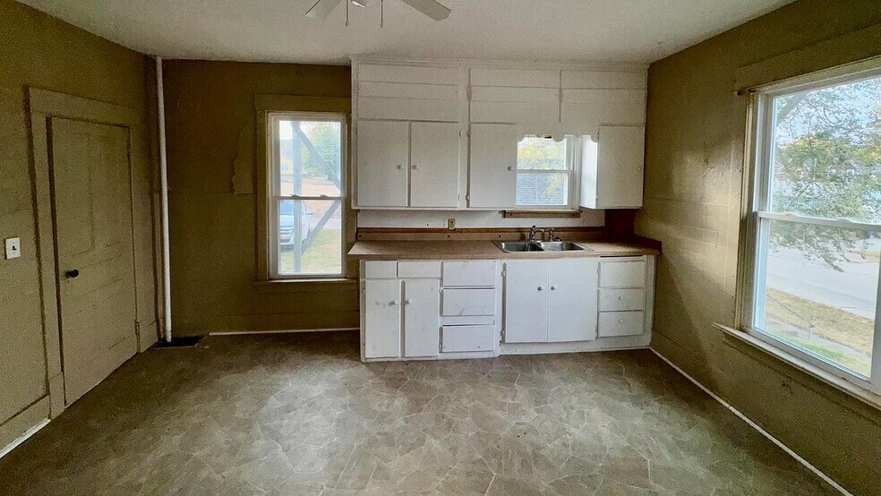 More Photos Of 1600 9th St, Rock Island Apartments For Sale