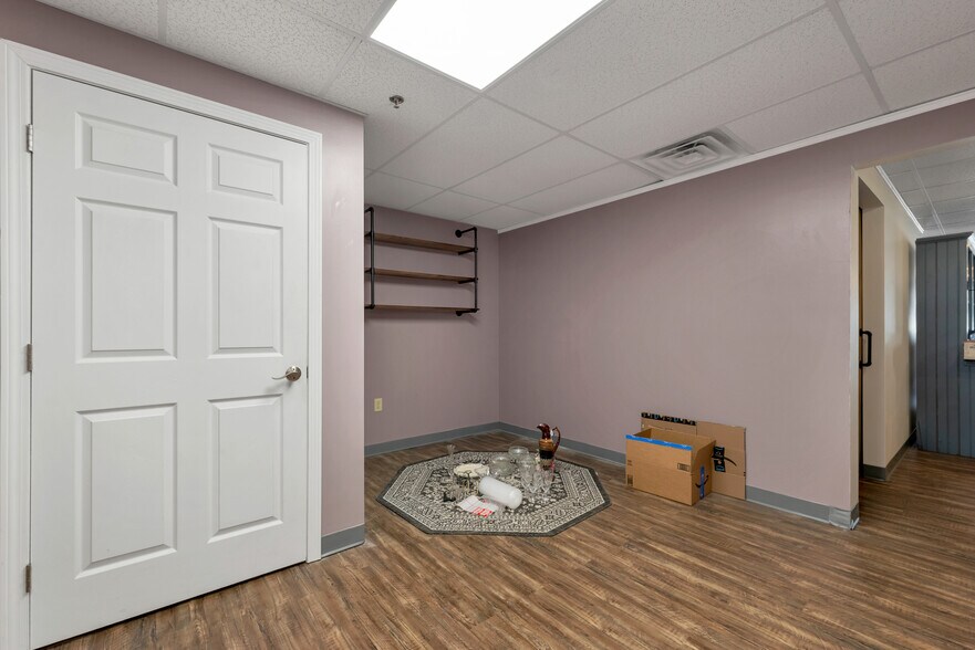 More Photos Of 45 Londonderry Tpke, Hooksett Office For Lease