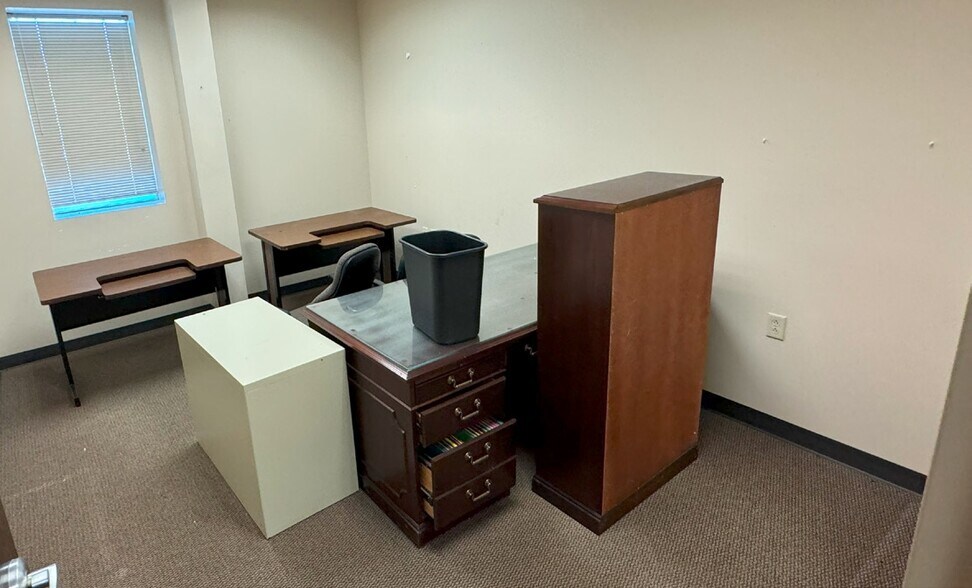 More Photos Of 301 W Longbotham Dr, Groesbeck Warehouse For Sale