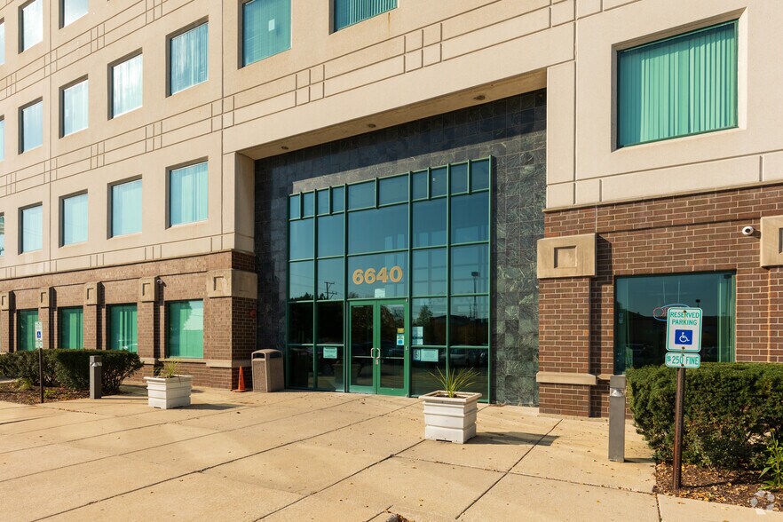 More Photos Of 6640 S Cicero Ave, Bedford Park Office For Lease