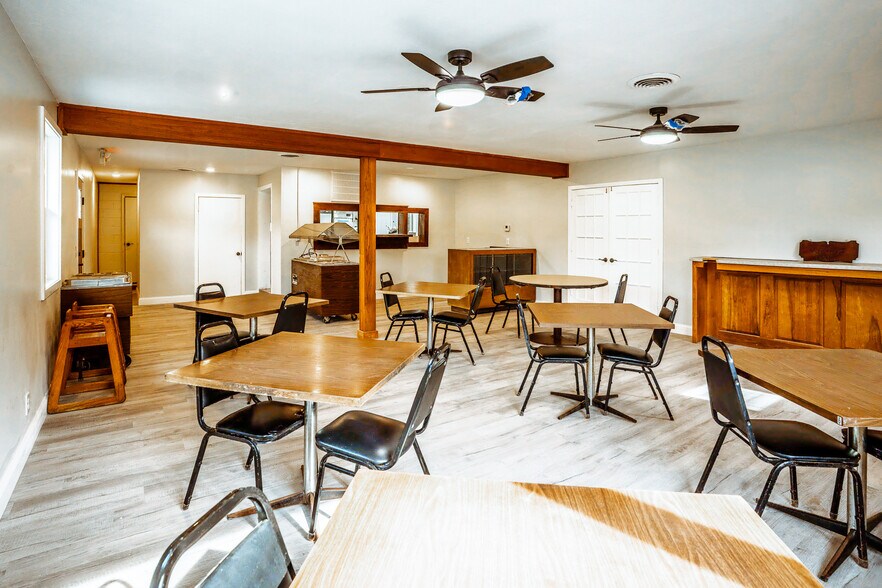 More Photos Of 20805 Seminary St, Hollow Rock Flex For Lease