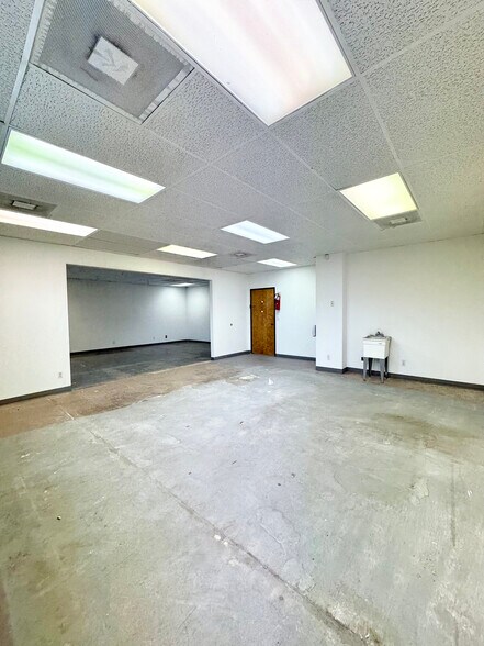 More Photos Of 10606 Shady Trl, Dallas Showroom For Sale