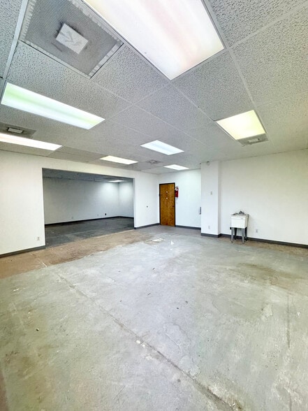 More Photos Of 10606 Shady Trl, Dallas Showroom For Sale