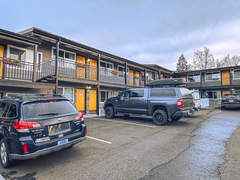 Primary Photo Of 1450 Ashland St, Ashland Hotel For Sale