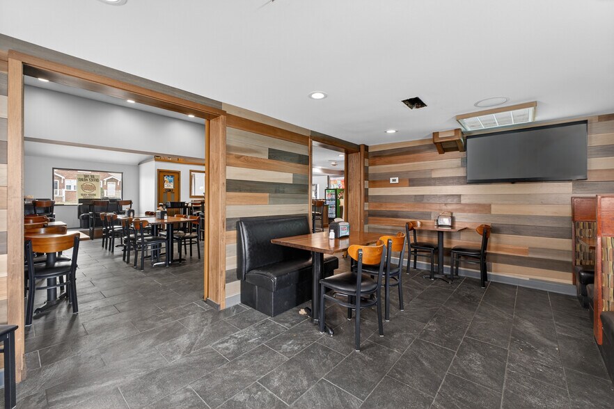 More Photos Of 8713 Gravois Rd, Saint Louis Restaurant For Lease