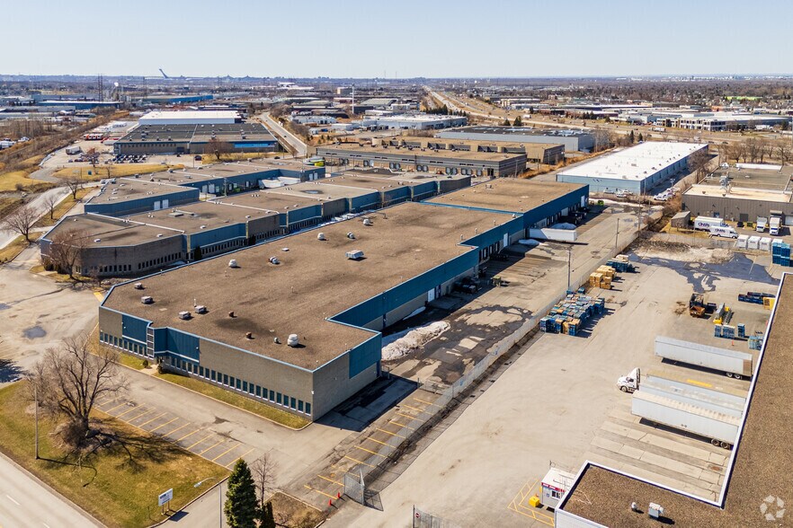 More Photos Of 265 Ch Du Tremblay, Boucherville Distribution For Lease