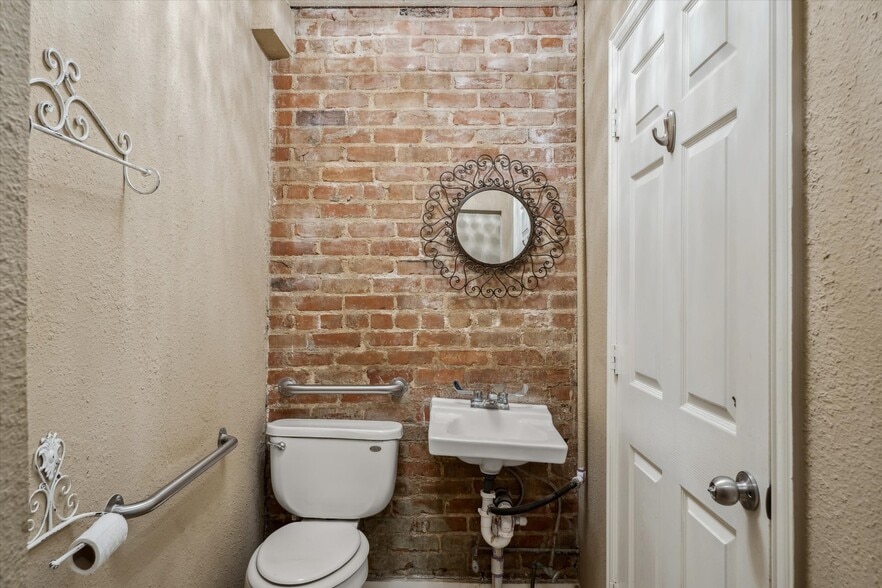 More Photos Of 100 S Main St, Crandall Storefront Retail Residential For Sale