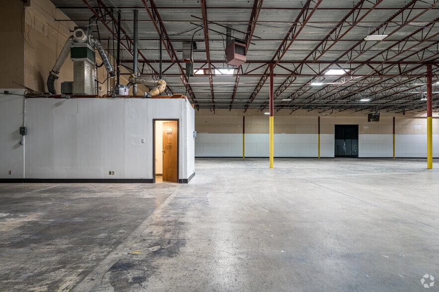 More Photos Of 11420 Mathis Ave, Farmers Branch Unknown For Lease