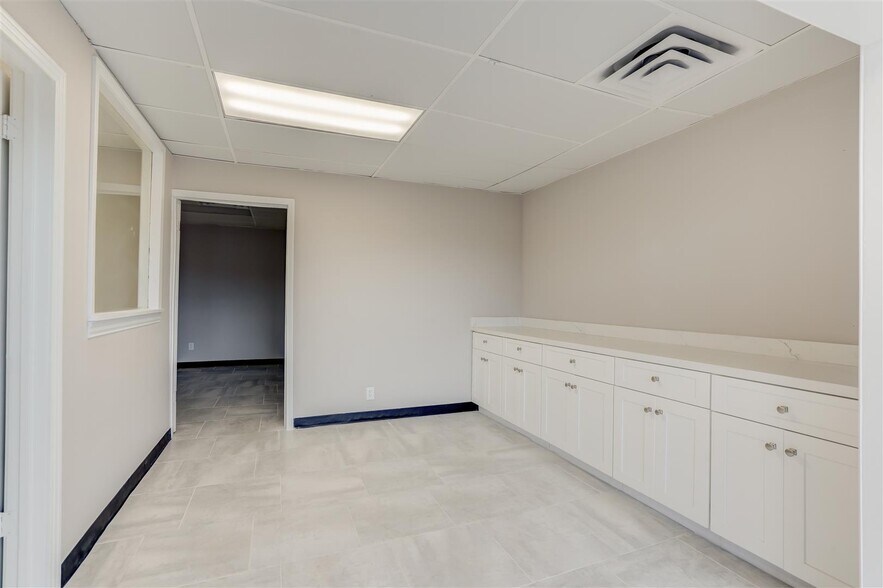 More Photos Of 1301-1309 Sandy Ln, Baytown General Retail For Sale