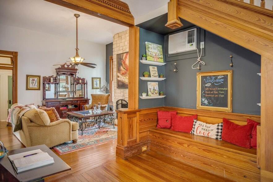 More Photos Of 225 W Craig Pl, San Antonio Hotel For Sale