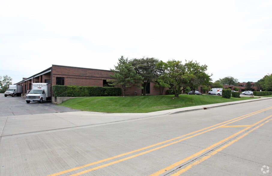 More Photos Of 3300-3398 Commercial Ave, Northbrook Light Manufacturing For Lease