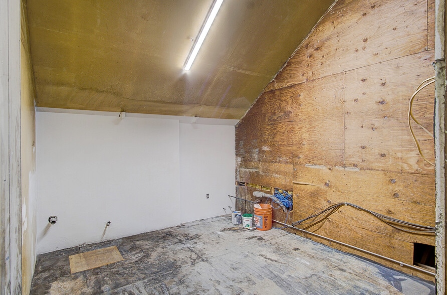 More Photos Of 17303 Roseton Ave, Artesia Warehouse For Lease