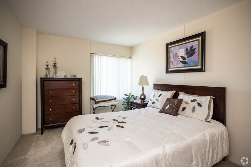 More Photos Of 2100 E High St, Springfield Apartments For Lease