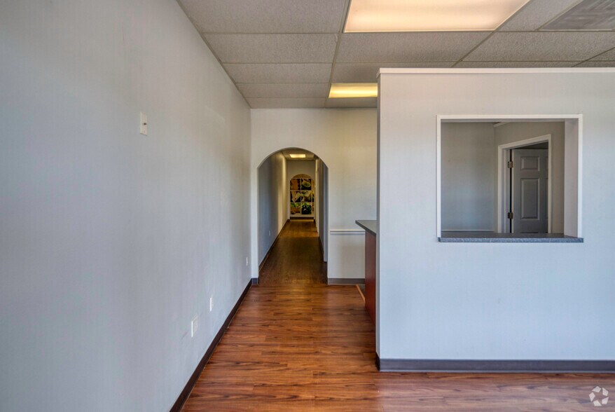 More Photos Of 935 N Beneva Rd, Sarasota Unknown For Lease